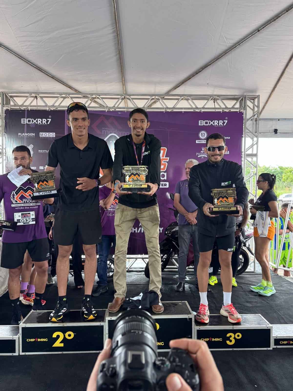 Gustavo no alto do pódio, primeiro colocado da Corrida da Moderna em Canaã dos Carajás, 2026