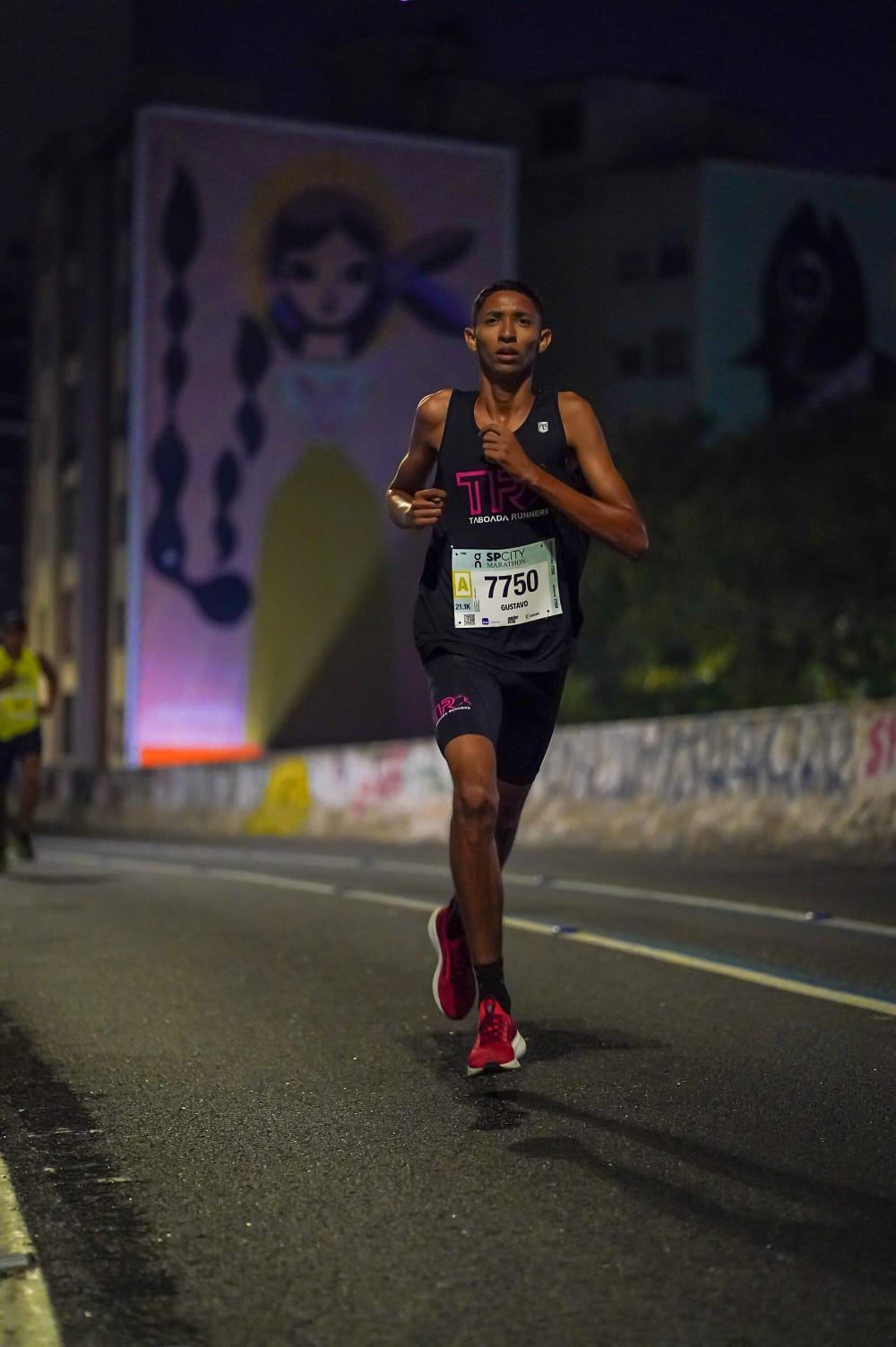 Gustavo correndo à noite na SP City Maratona