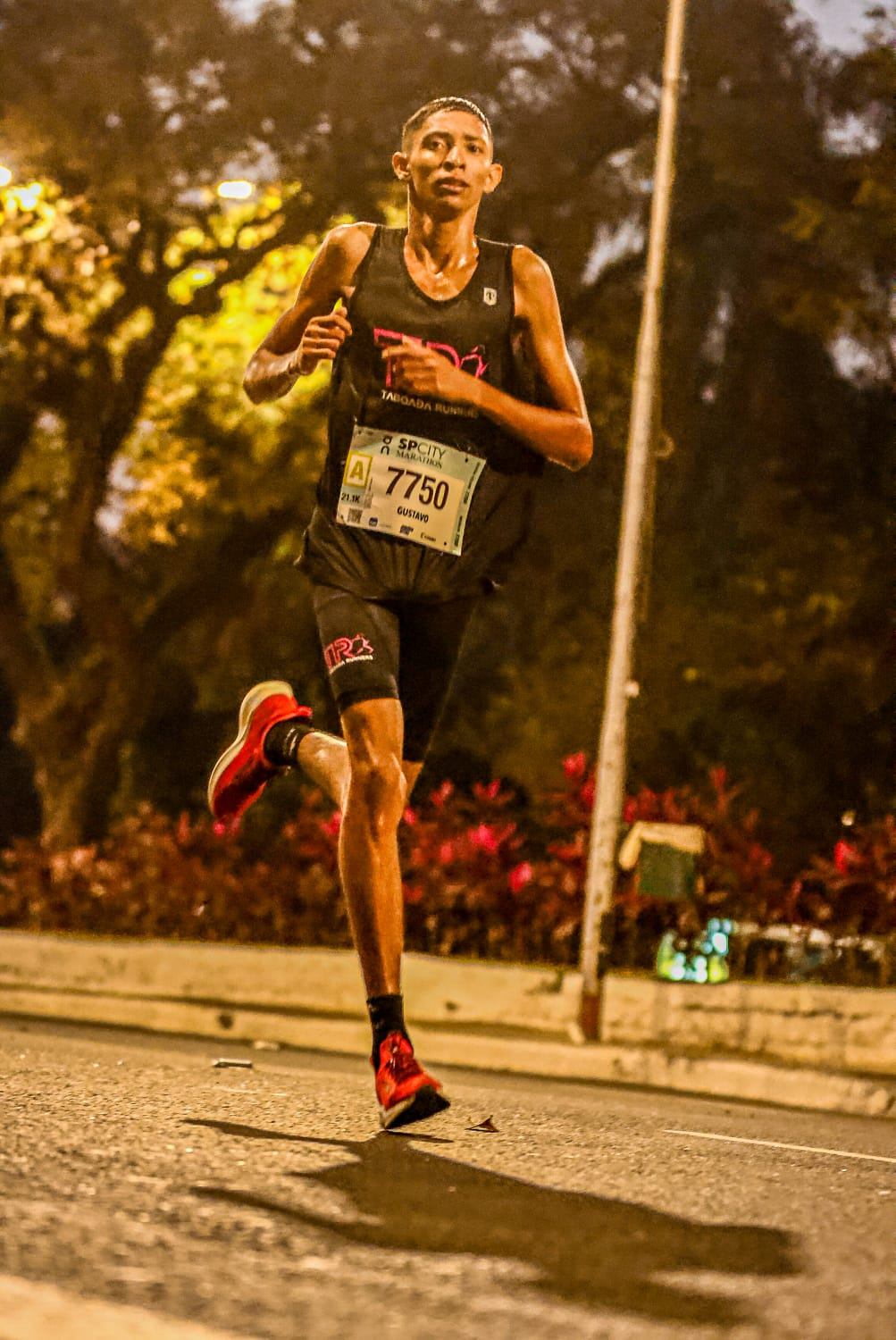 Gustavo em ritmo forte durante corrida noturna